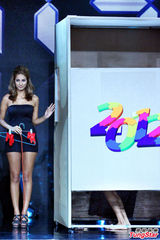 组图：亚洲超模大赛现场换装 旗袍瞬间变泳装