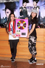 幻灯图集：Twins为个唱彩排 陈伟霆容祖儿探望加油