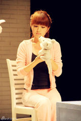 组图：包文婧出演话剧《胡来》完美诠释80后女孩