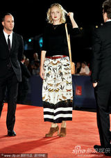 组图：《断开》首映 超模莉丽水墨短裙显个性