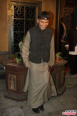 组图：吴孟达片场披头散发 与钟汉良鬼马搞怪