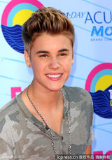 组图：青少年选择奖红毯 贾斯汀-比伯黑超耍酷