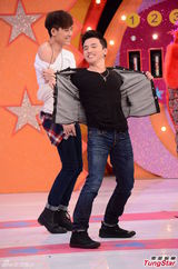 组图：Lollipop F录制《奖门人》凹造型爆笑