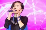 组图：杨幂首次登台献唱 妆容精致着装靓丽