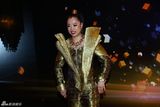 组图：黄绮珊穿黄金甲变圣斗士被侃是“大V”