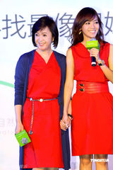 幻灯图：侯佩岑母女代言似姐妹 甜蜜泄露待嫁心情 