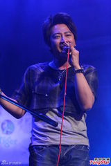 组图：孙耀威无酬义唱 用音乐力挺做公益