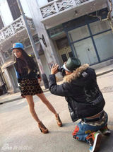 组图：章龄之街拍混搭风 陈龙充当摄影师