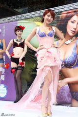 组图：杨谨华性感马甲内衣大方秀好身材