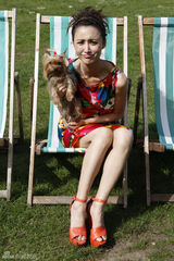 组图：张歆艺伦敦休闲写真 慵懒小女人风情