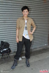 组图：黄子华王君馨《My盛Lady》枪战戏逼真