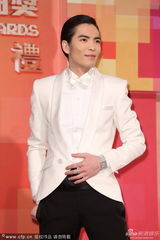 组图：“雨神”萧敬腾白西装亮相 搞怪摆pose