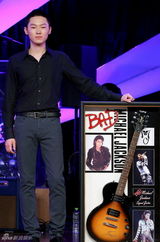 组图：梁博阔别两年带原创回归 沉默寡言惹人急