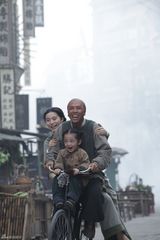 高清：甄子丹骑单车载范冰冰 片场重现“甜蜜蜜”