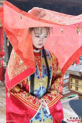 组图：李沁因雾霾得结膜炎 片场裹羽绒服戴墨镜