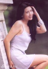 组图：邱淑贞全家出席婚宴 与大女儿谈笑似姐妹