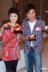 组图：罗嘉良亮相无线饮食节目晒爱的纹身