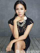 高清组图：韩星赵汝珍登杂志封面 写真富女人味