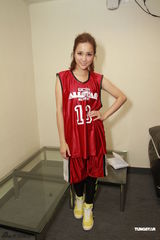 组图：群星红衣出席篮球赛 容祖儿李克勤又背又抱