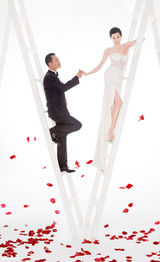 组图：黄海冰与甄锡好事将近 婚纱照甜蜜相拥