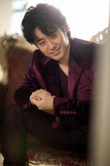 组图：吴秀波新写真深沉内敛 彰显王者风范