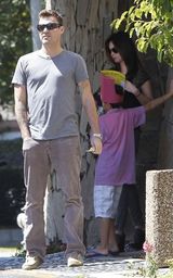 组图：梅根-福克斯和老公继子过周末 美腿修长