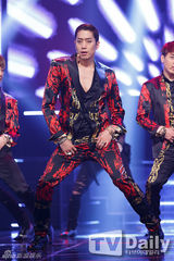 组图：神话打榜夺冠李孝利性感 EXO回归显狼性