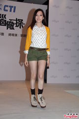 组图：黄日华父女档合作拍剧 关楚耀饰精神病患