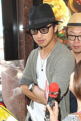 组图：陈柏霖祝福林依晨恋情 呼吁传媒给空间