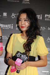 组图：陈法拉笑谈导演客串路人甲 望罢工事件解决