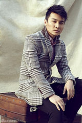组图：贺刚都市写真时尚搭配展成熟男人味