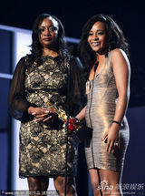 组图：公告牌致敬惠特尼 嫂子及女儿上台领奖