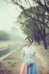 组图：刘萌萌花仙子夏日写真笑容温暖