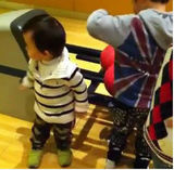 组图：张柏芝两子兄弟友爱 Qunitus陪Lucas打保龄球