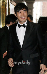 幻灯图集：韩星赵汉善完婚热吻新娘 金善雅等道贺