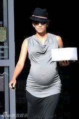 组图：哈利贝瑞街头购物 紧身薄衣凸显大肚