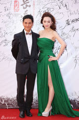 组图：《精忠岳飞》将播 黄晓明拄拐亮相红毯