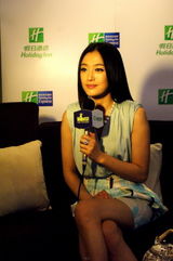 组图：秦岚上海忙代言 佩戴千万珠宝贵气现身