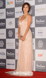 组图：全慧彬低胸长裙亮相 爆乳性感抢镜