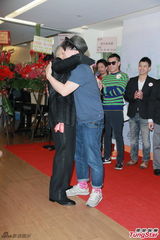 组图：陈奕迅与陈家瑛解约关系不变 待其如亲妈