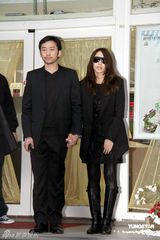 幻灯图：萧亚轩跪拜哭送母亲 珍贵合影曝光