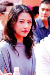 组图：周海媚活动现场舞剑秀武术 当众擦汗补妆