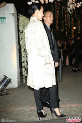 组图：梁朝伟刘嘉玲挽手出席张震婚礼秀恩爱