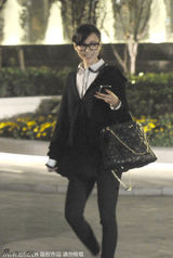 组图：张静初深夜挎包外出 戴眼镜装扮知性