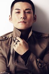 组图：严宽拍摄时尚写真 挑战多种风格造型百变