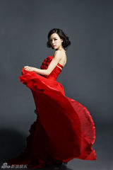 幻灯图：张静初最新写真曝光 百朵红玫瑰团簇身前