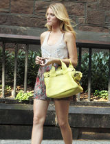 组图：《绯闻女孩》片场 布莱克花短裙秀长腿