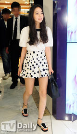 组图：Wonder Girls昭熙俏皮短裤秀美腿