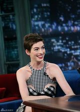 组图：安妮-海瑟薇身穿黑白格裙优雅录节目