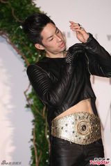 组图：吴建豪亮相宣传新专辑 否认秘婚传闻